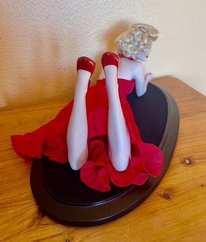 Franklin Mint Porcelain Marilyn Monroe Doll Laying Down in a Red Dress - Picture 5 of 7