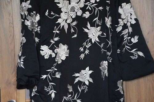 Vestido kimono estampado negro bordado en contraste ZARA ASO Moira Rose XSMALL XS - Imagen 6 de 18