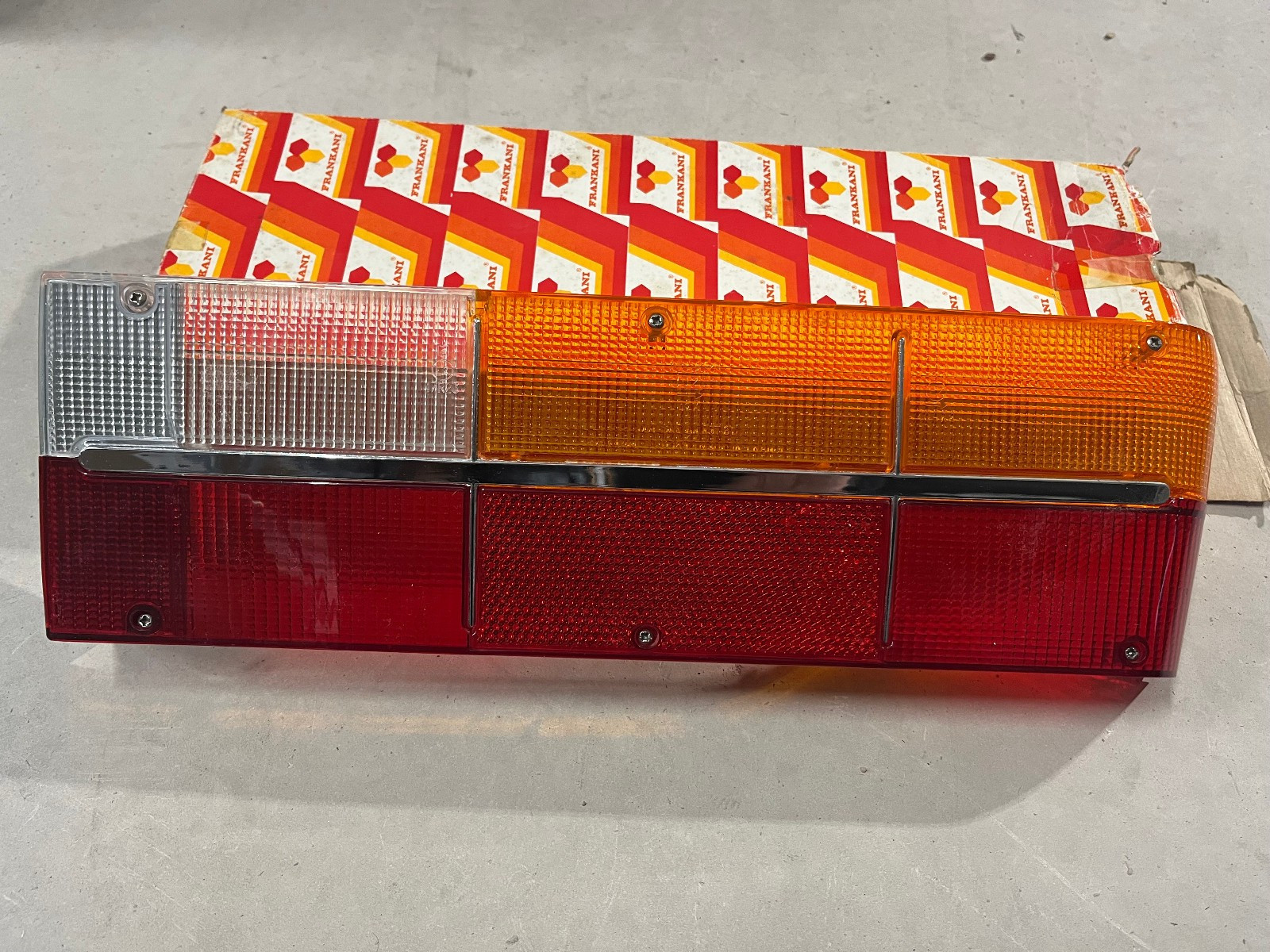 Cabochon feu arriere droit Frankani d'origine pour Peugeot 604 berline