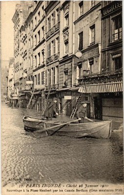 CPA PARIS Sauvetage a la Place Maubert INONDATIONS 1910 (605234)