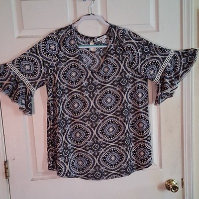 Roommates Blue Geometric Ruffle Short Sleeve V-Neck Blouse 1X Women