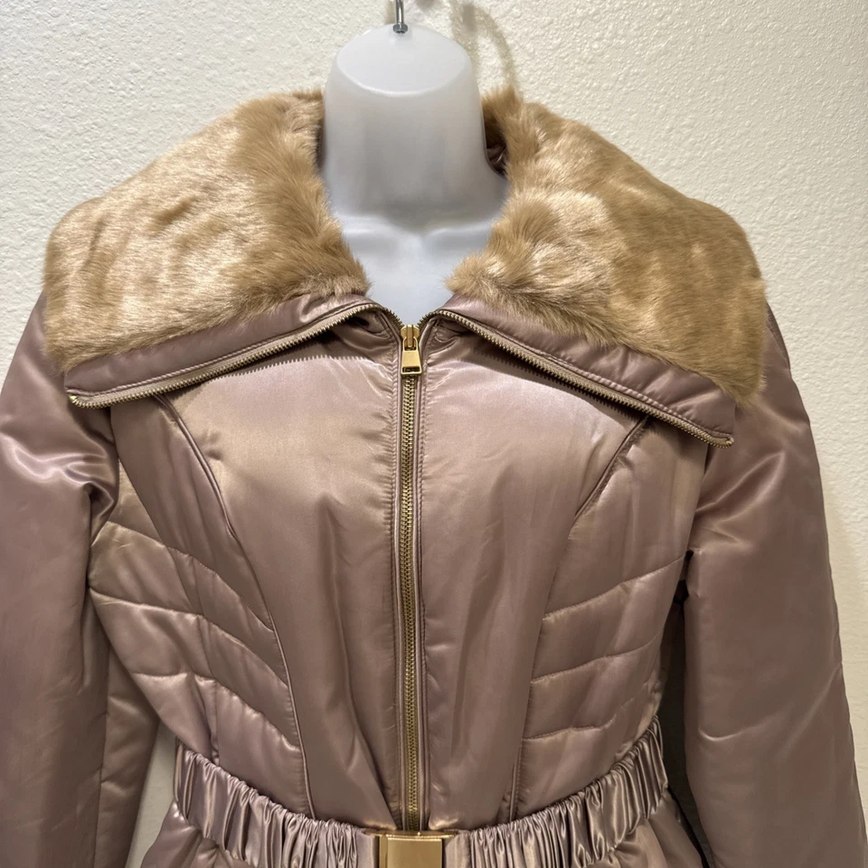 Abrigo acolchado con cinturón dorado tostado Alfani cuello de piel sintética talla mediana. Gently Loved Foto 2 de 4