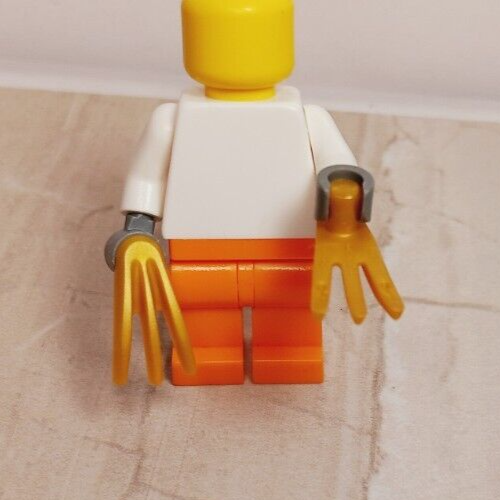 NEW LEGO Hands GOLD CLAWS Lot of 2 Set 3 Finger Alien Hands WOLVERINE Scissors - Picture 2 of 2