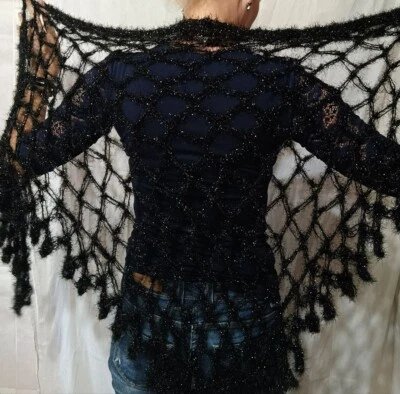 Mantón de ganchillo de malla negra - Envoltura de red gótica - Pieza de declaración de festival hecha a mano - Imagen 1 de 4