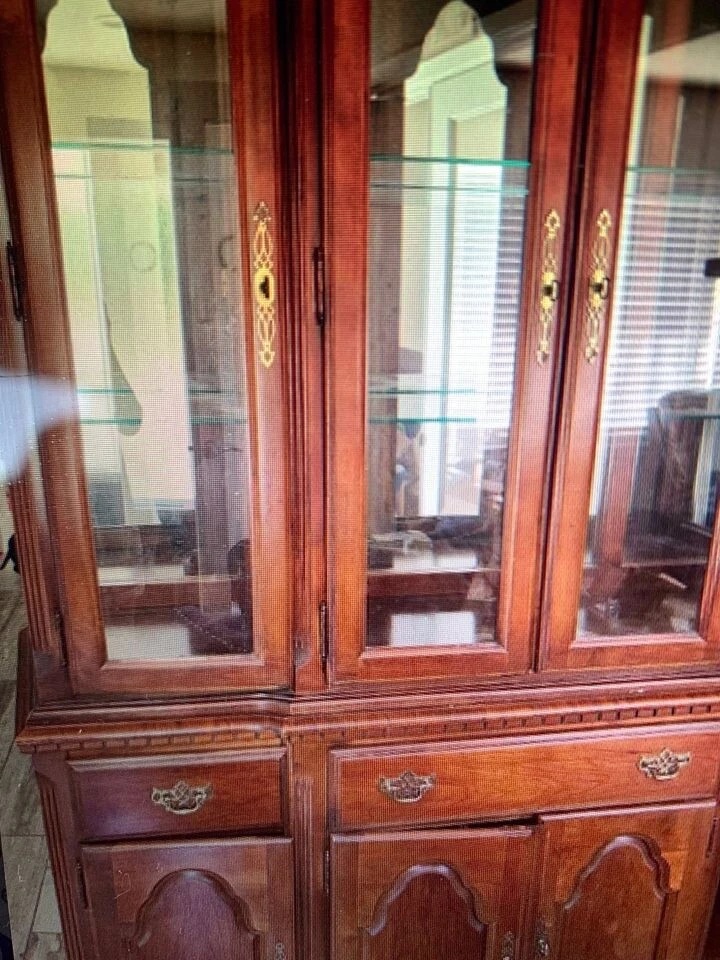 Gabinete de China de Madera de Cerezo Broyhill Exhibición Iluminada Madera Curiosidades Almacenamiento Foto 2 de 4