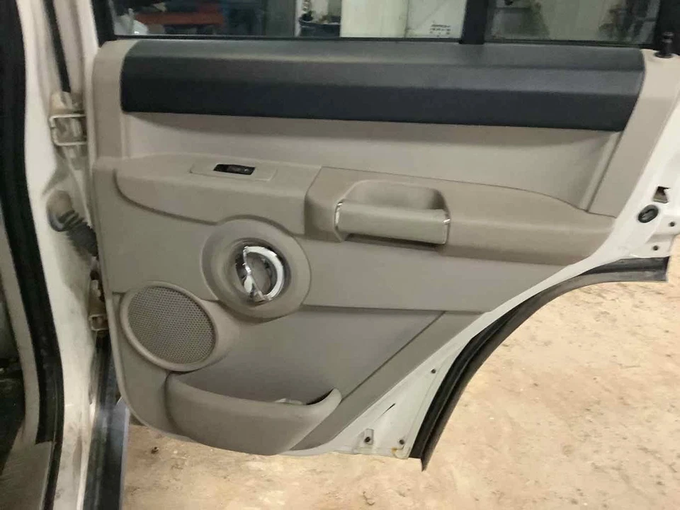 Used Front Right Door Assembly Front fits: 2006 Jeep Commander Front Right Grade - Image 3 of 4