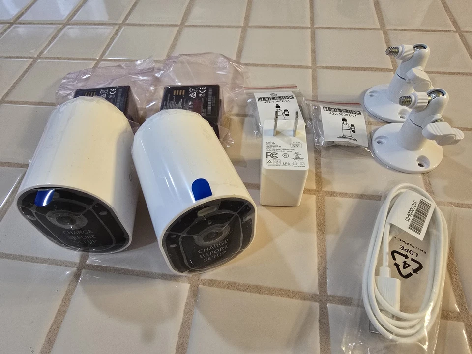 Nuevo paquete de 2 cámaras de seguridad Arlo Pro 5S 2K Spotlight blancas VMC4260P-100NAS Foto 2 de 2