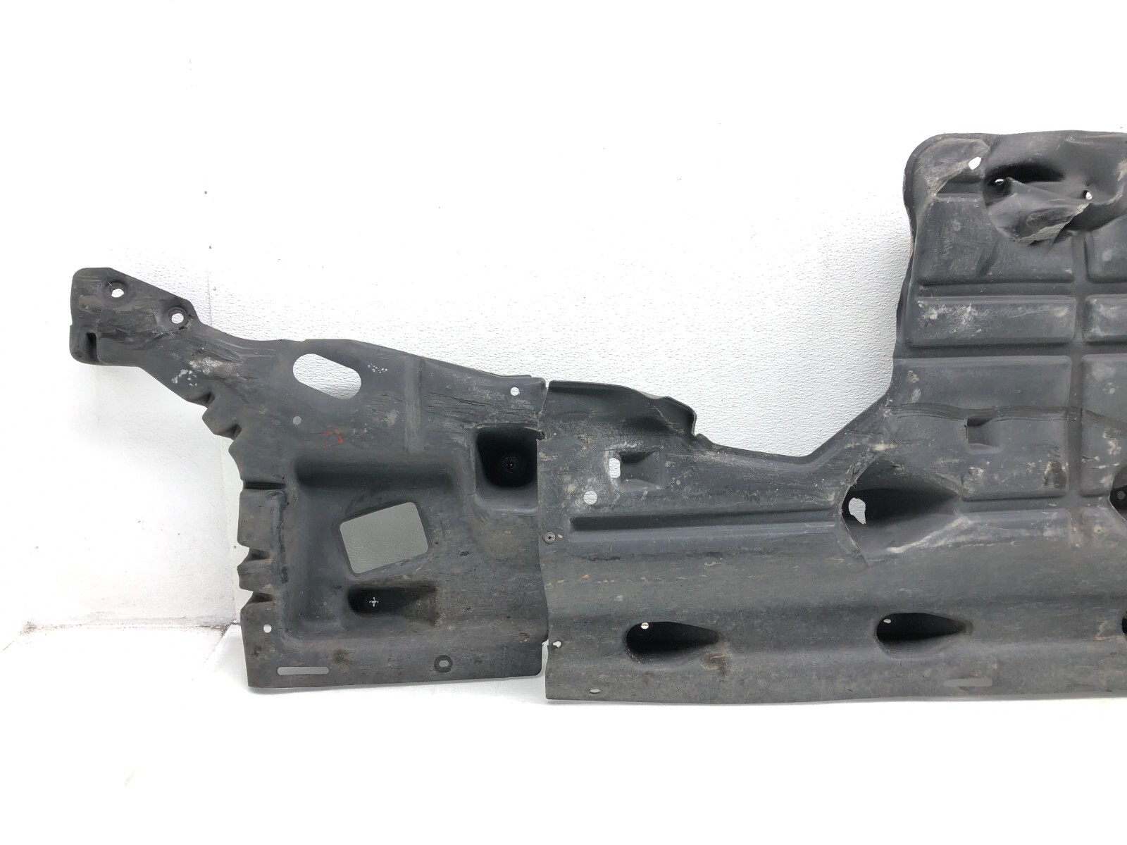 2017-2020 MASERATI LEVANTE RIGHT PASS UNDERBODY SPLASH SHIELD COVER OEM. #NOTE