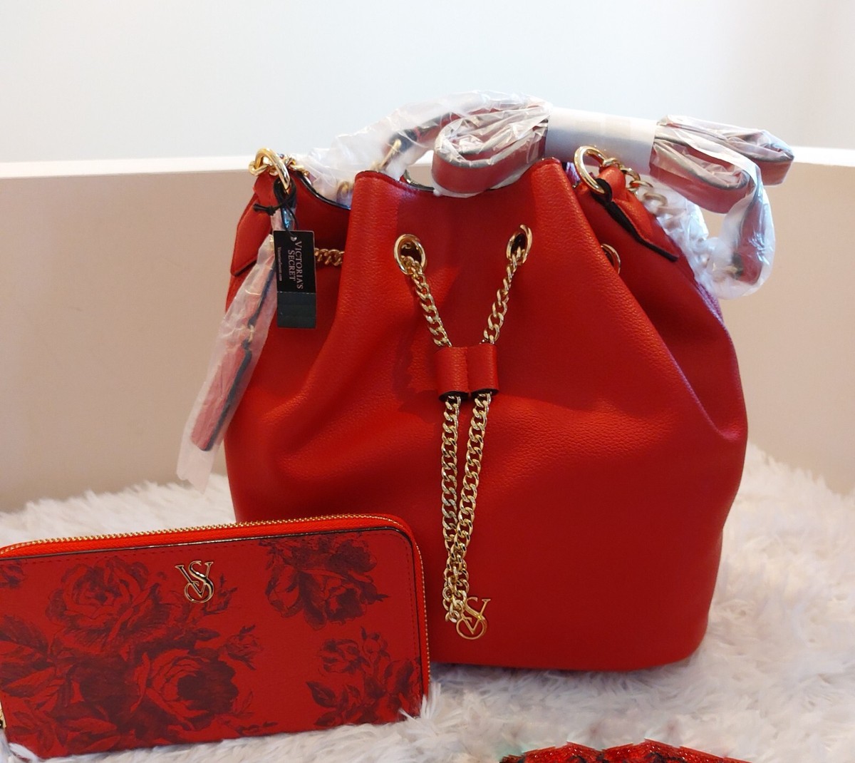 ☆Victoria's secret タッセルがお洒落なストライプBucketバッグ NWT VICTORIA SECRET Crossbody Bucket Bag w/Wallet Red color