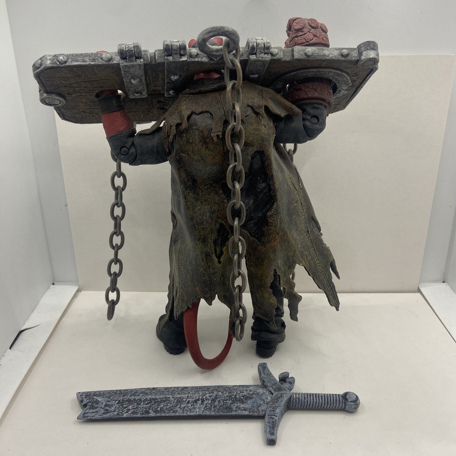 Mezco Toyz Hellboy Action Figure 8&rdquo; Neca With Stockad And Sword - Complete
