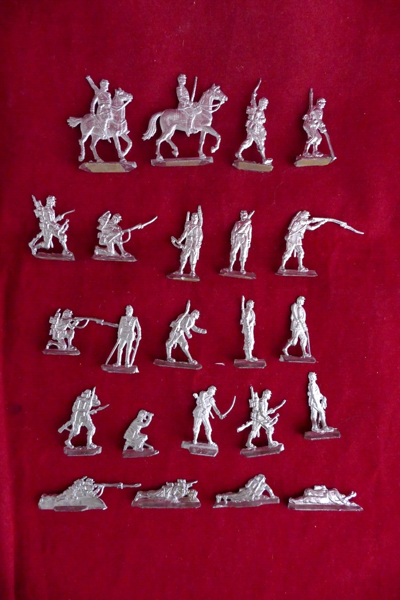 Plats d'étain 23 soldats - Petite taille 2 cm - Flat tin Zinnflachfiguren Plats d'étain 23 soldats - Petite taille 2 cm - Flat tin Zinnflachfiguren