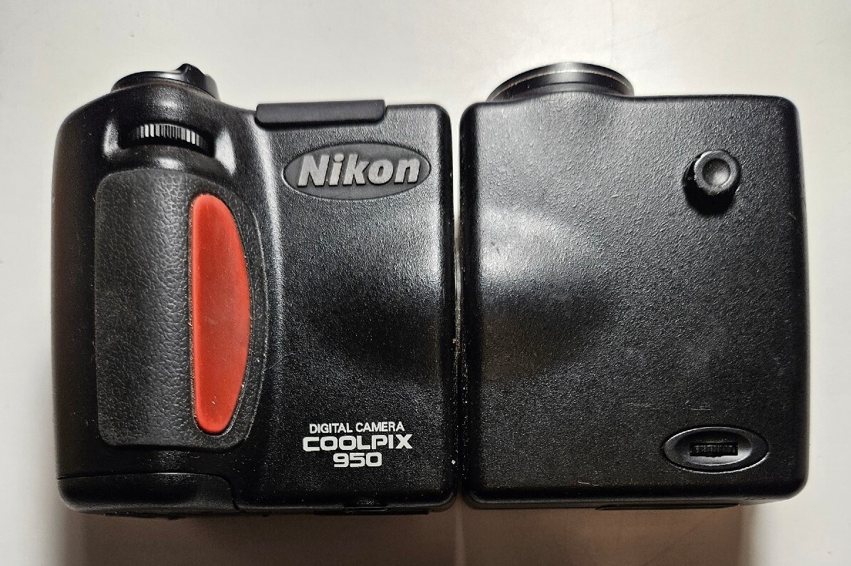 Nikon Coolpix 950 Digital Camera 7-21mm Zoom Nikkor 1:2.6-4 Black