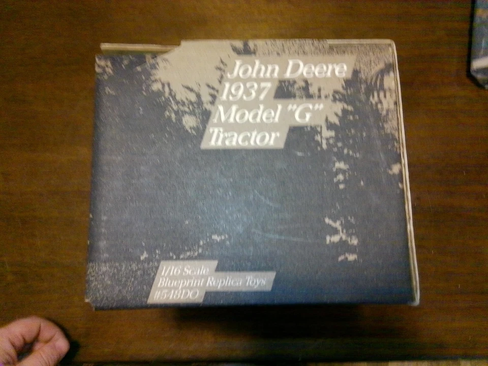 NEW IN BOX ERTL 1937 JOHN DEERE MODEL G 1/16 SCALE DIE CAST TRACTOR #548DO - Image 4 of 4