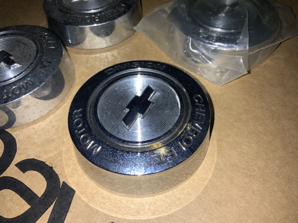 Tapacubos centrales de freno de disco Chevrolet Corvette Camaro Chevelle 1967 4 NOS 3908762 Foto 3 de 4