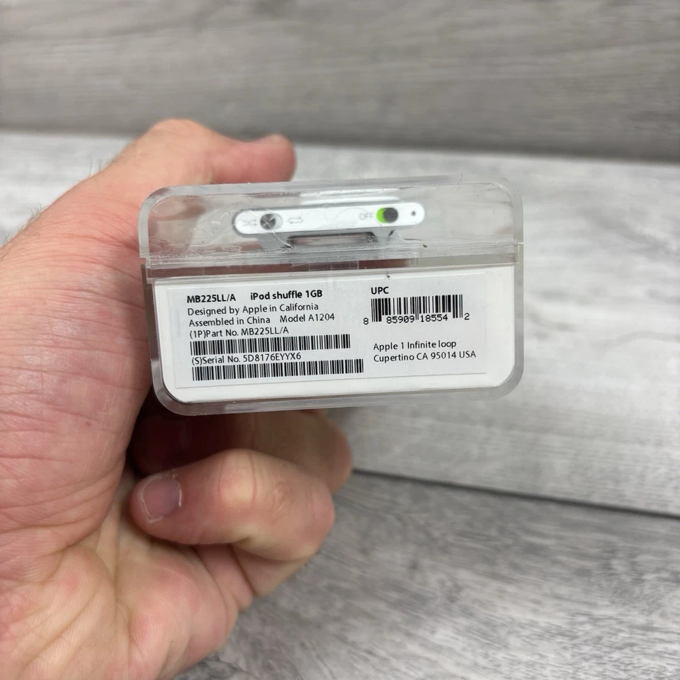 Apple iPod Shuffle A1204 1 GB Silver - 2nd Generation - Grade A (MB225LL/A) - Image 3 of 4