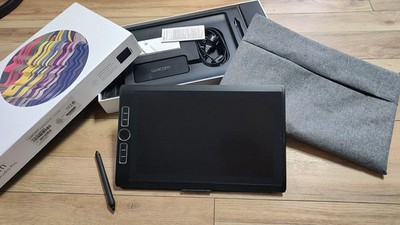 Wacom MobileStudio Pro 13 (OVP) mit Grip Pen, Tasche, Standfuß