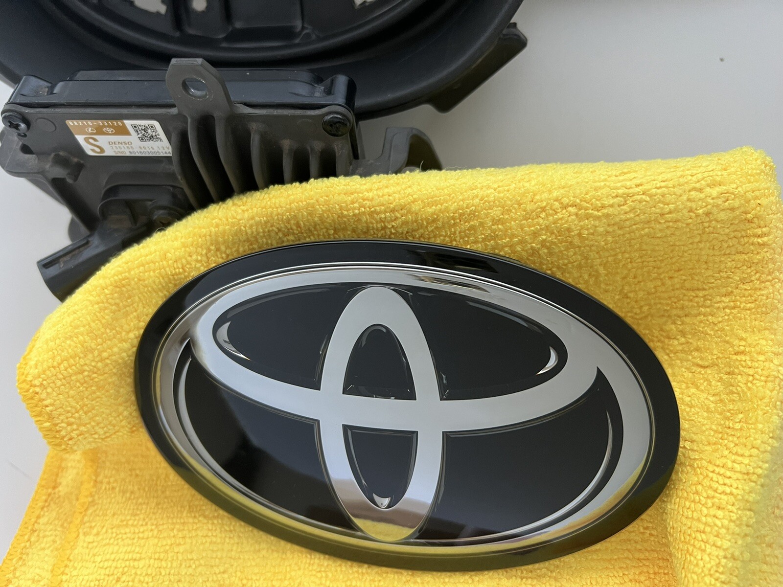 Toyota Corolla Upper Grill 5311112E60 COMPUTER 8821033120 EMBLEM  