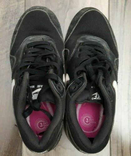 black trainers with arch support