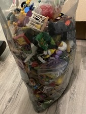 Mehr als 2 1/2 kg Ü-Eier-Steckfiguren. 90er / 2000er. Konvolut / Sammlung