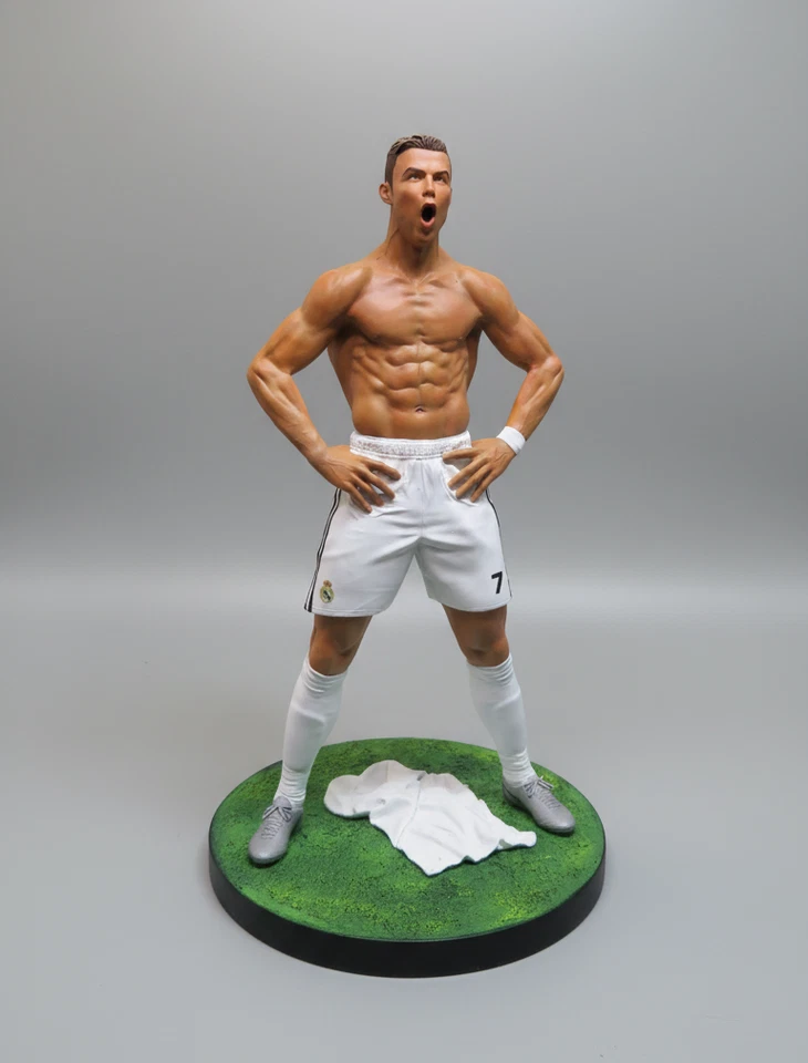 Figura de Cristiano Ronaldo – Hecha a Mano - Equipaciones Real Madrid y Portugal - Imagen 2 de 4