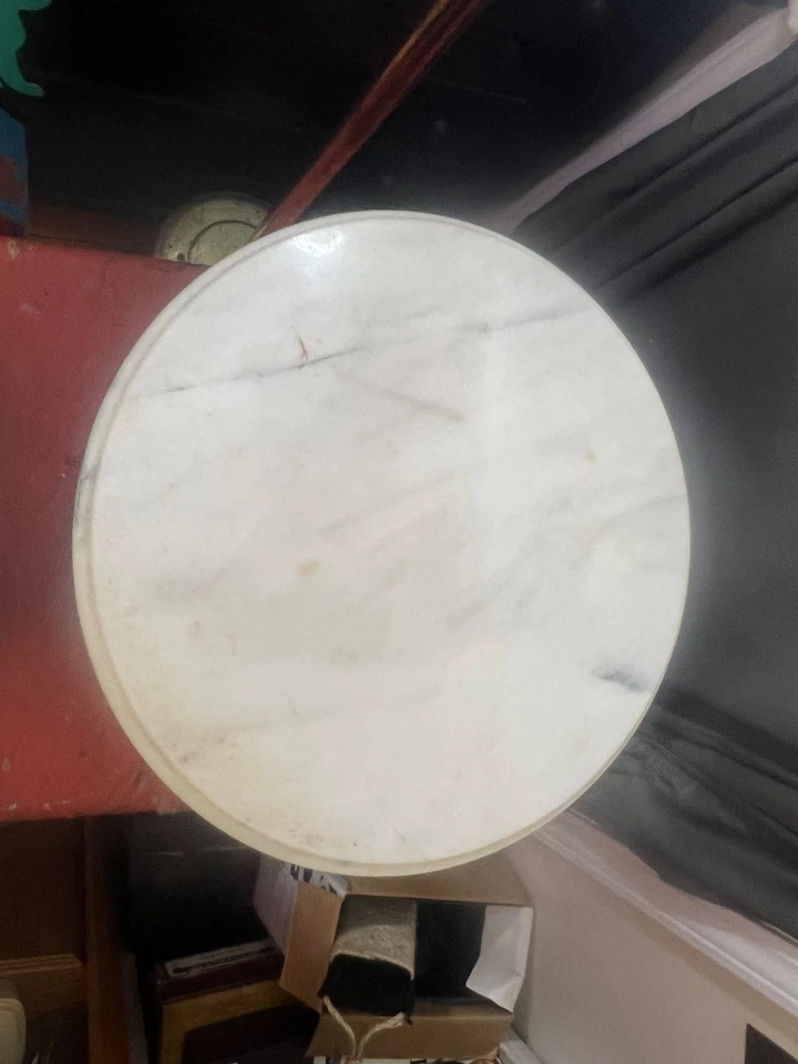 Antigua mesa auxiliar de madera con tapa de mármol con diseño ornamentado Foto 3 de 4