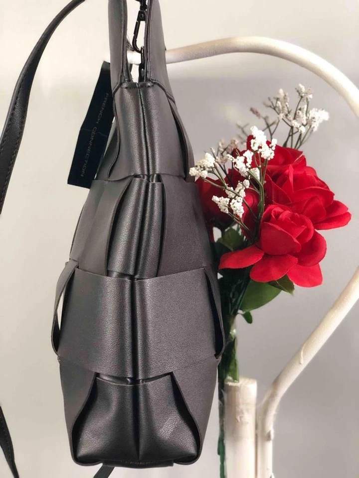 Bolsa tote nova com etiqueta French Connection Tamar recortada alça tiracolo em couro preto - Imagem 3 de 4