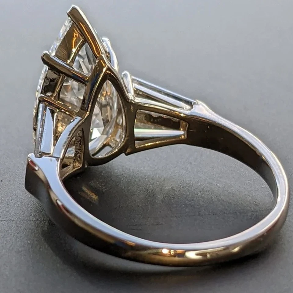 Anillo de compromiso estilo único de moissanita corte pera 4,67 TCW enchapado en oro blanco de 14K Foto 4 de 4