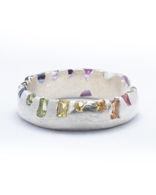 Einzigartiger Bio ungewöhnlicher Regenbogen Saphir Ring Stein an Ort und Stelle gegossen O 1/2