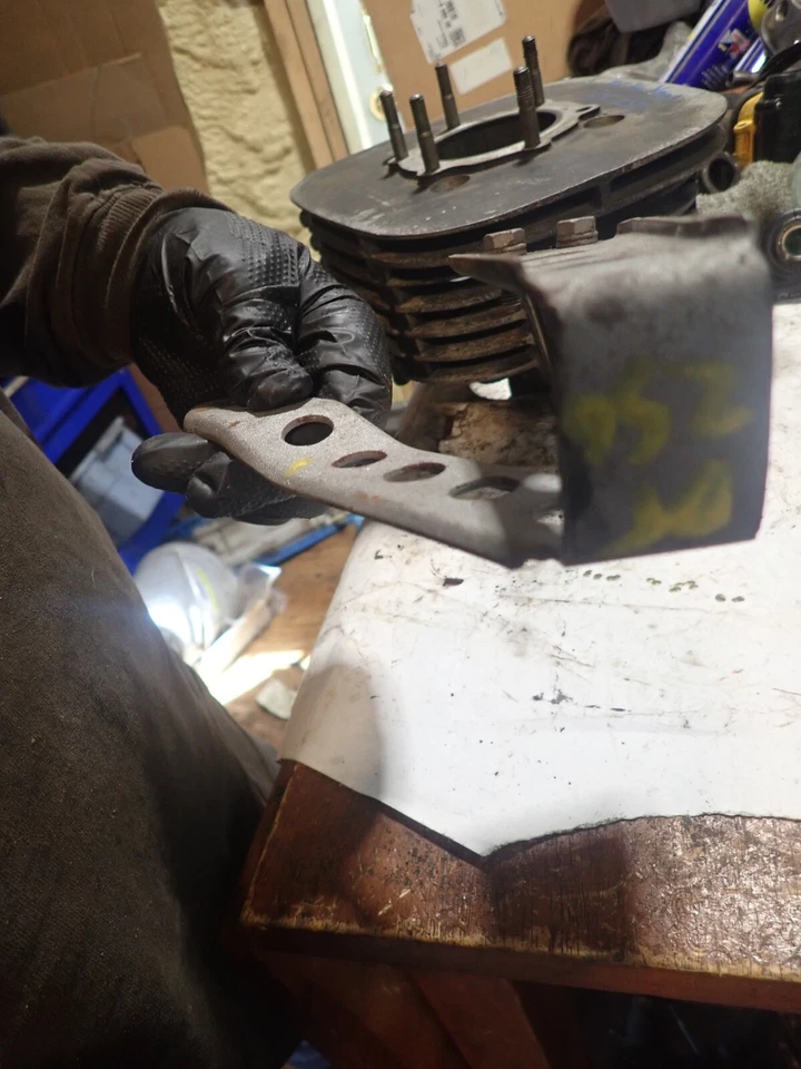 197? Protector de cadena/guía de cadena Yamaha DT 250 Foto 4 de 4