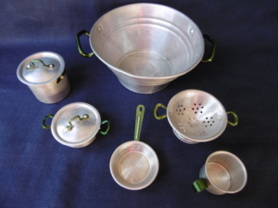 Éléments de dînette ancienne en porcelaine sur Gens de Confiance