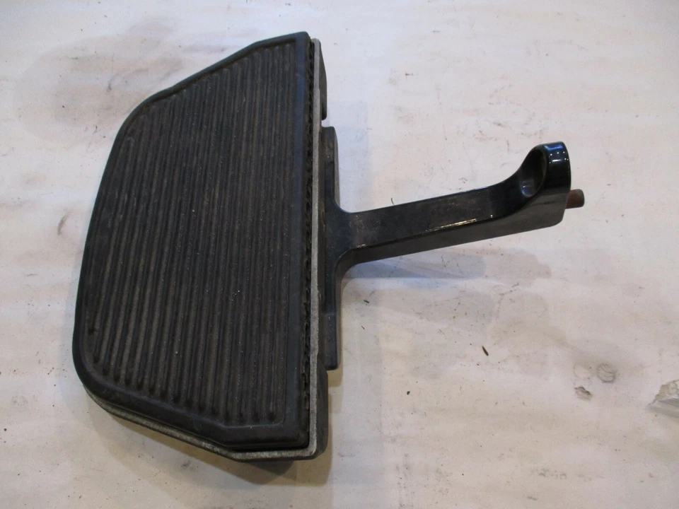 Estribo de pasajero, izquierda Harley Davidson Road Glide 2012 Foto 3 de 4