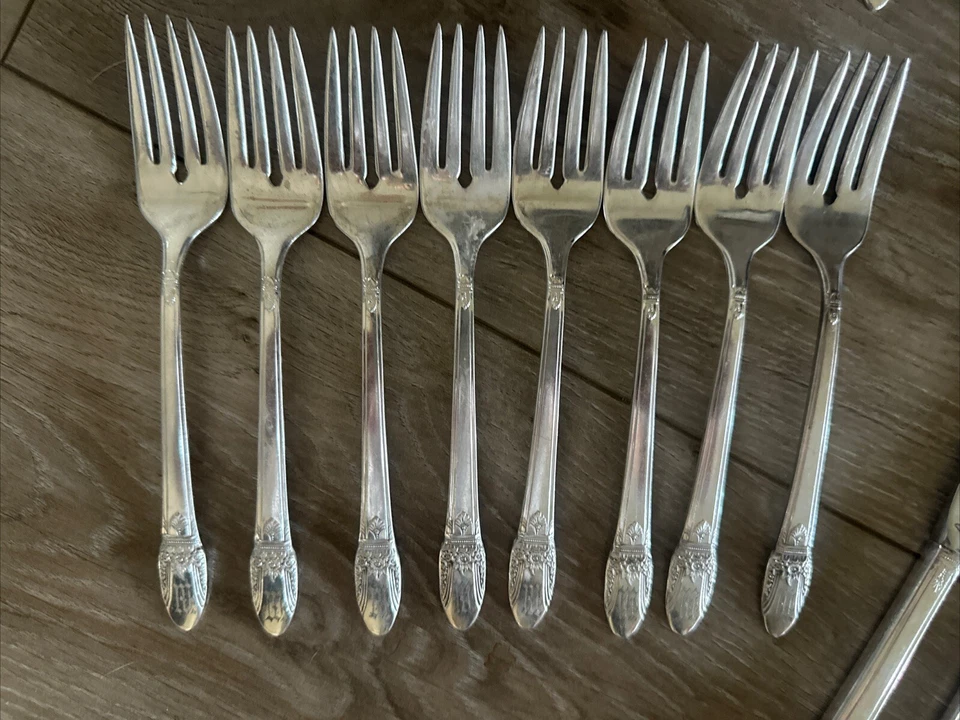 Juego de cubiertos 46 piezas plateados de Rogers, patrón First Love. Monograma M, SRV 8 Foto 3 de 4