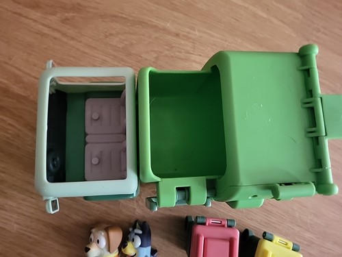 Bluey Camion della Spazzatura Giocattolo Veicolo Rifiuto + 2 Figure Bingo & Honey & Wheelie Bins - Foto 2 di 6