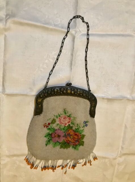 Antike Handtasche Theatertasche Perlenstickerei mit punziertem Bügel (Alpacca)