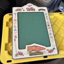 Plaque étain Toy Company tableau noir avec crochets de suspension