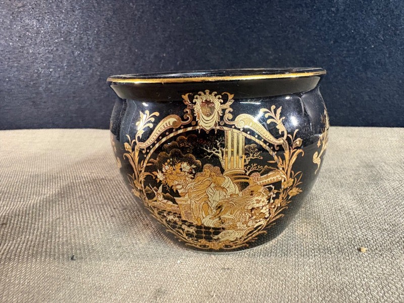SATSUMA BOWL FLORAL GARDEN WITH PEOPLE 6" X 4" GOLDFISH INSID BLACK & GOLD COLOR