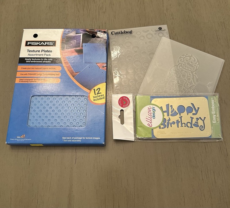 Fiskars Texture Plates Assortment Pack Embossing 12 + bonus embossing folders ￼