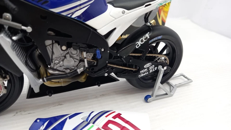  MIN122073046 Minichamps Yamaha YZR-M1 V. Rossi 2007 1/12 - Immagine 3 di 4