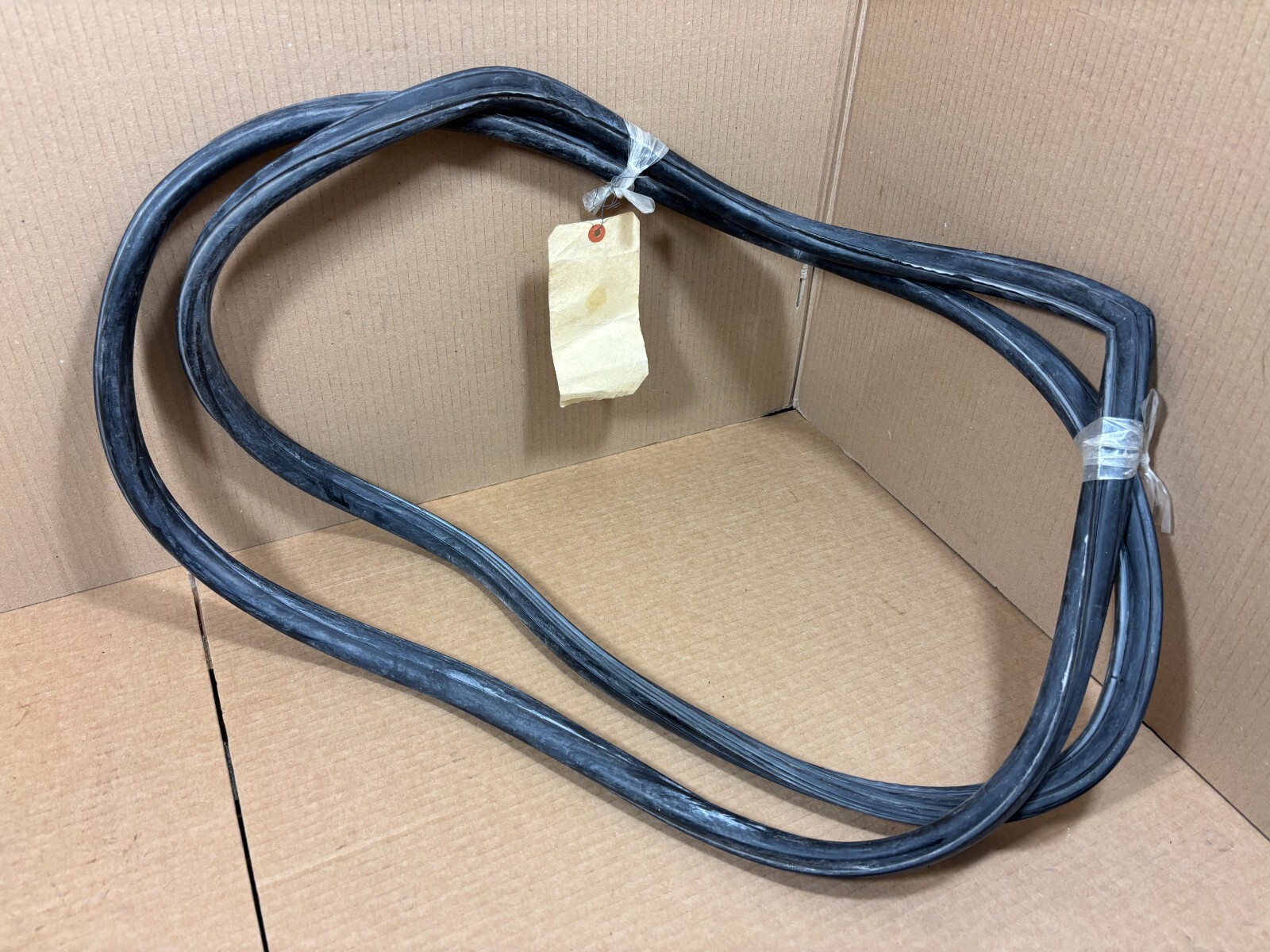 FERRARI DAYTONA 365 GTB/4 GTB4 OEM WINDSHIELD WINDSCREEN RUBBER MOULDING TRIM