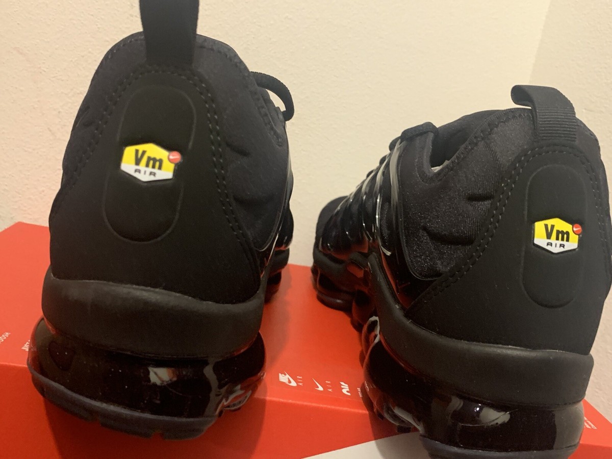 blackout vapormax plus