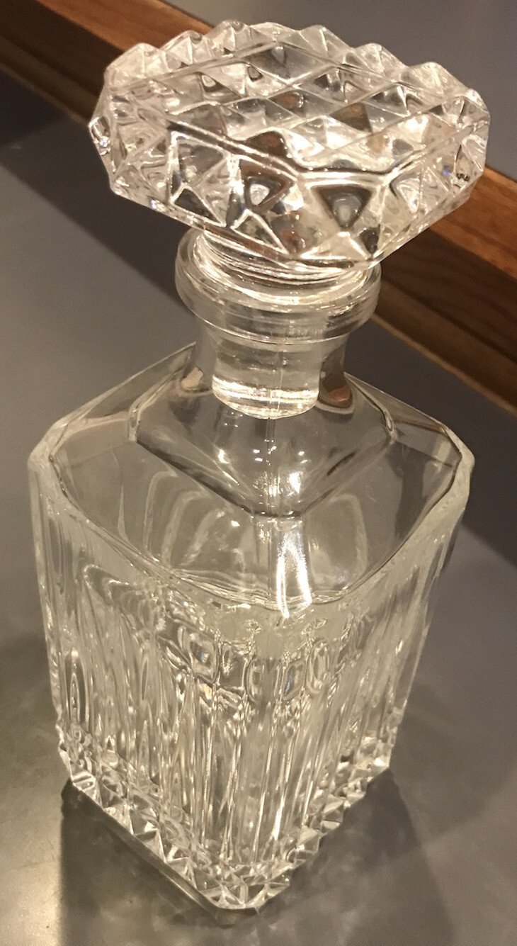 Vintage Square Cut Crystal Glass Whisky Spirit Decanter with Elegant Design-image