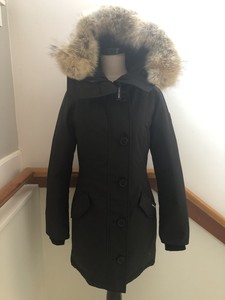 parka preta com capuz