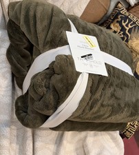 Threshold Full/Queen Ultra Plush Blanket Dark Olive Green