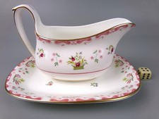 Wedgwood Bianca Sauciere & St&auml;nder / Sauciere. Williamsburg R4499. Bone China.
