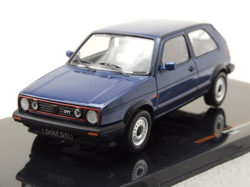 Audi RS3 Limousine Bleu Clair 1:43 – Modèle exclusif de IXO