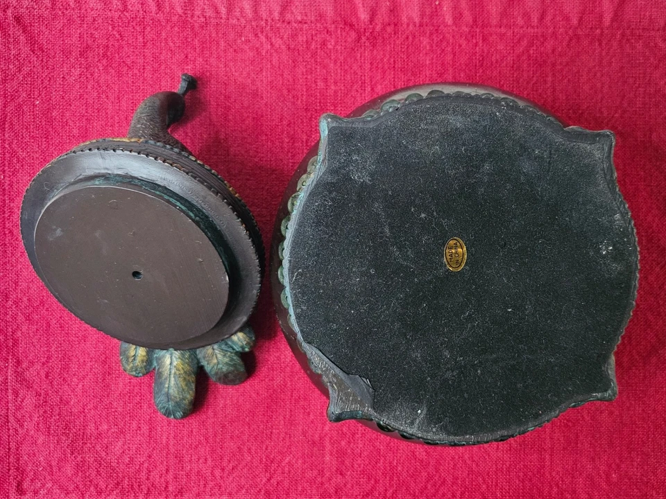 复古深棕色圆形树脂首饰盒带孔雀盖,8.75 英寸高 — 第 4/4 张图片