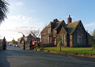 Foto A2 Eighteen Eighty Two Wallasey Cemetery Lodge am Eingang von c2010