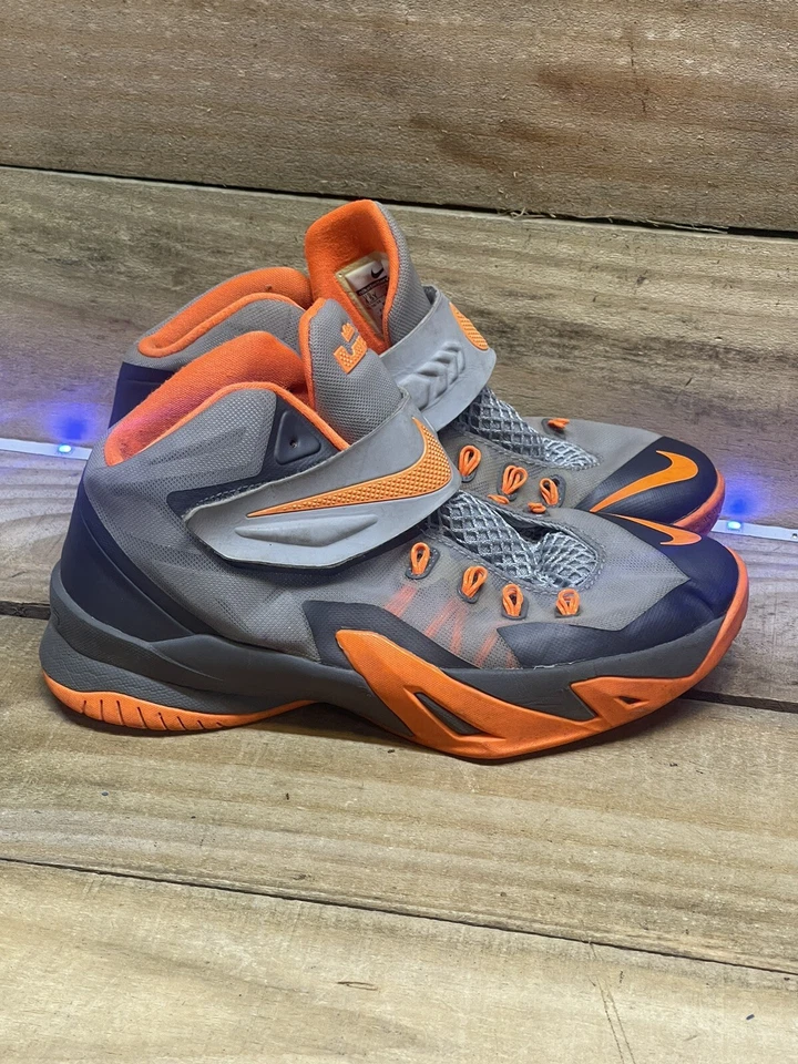 Nike Lebron James SOLDIER VIII Gris/Naranja Baloncesto Niños Talla 4.5y 653645-010 Foto 3 de 4