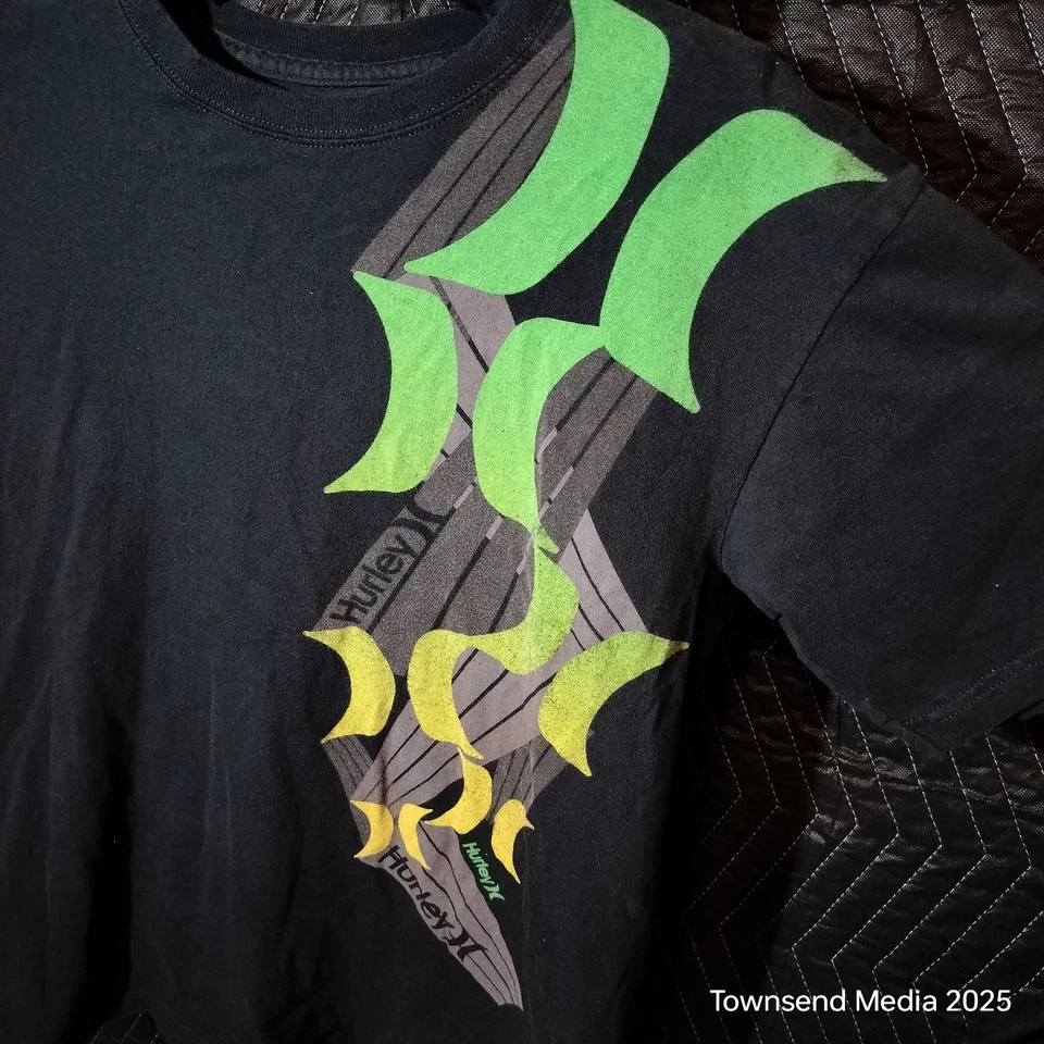 Hurley Hombre Cuello Redondo Manga Corta Verde y Amarillo Diseño Sobre Negro Talla L Foto 2 de 4