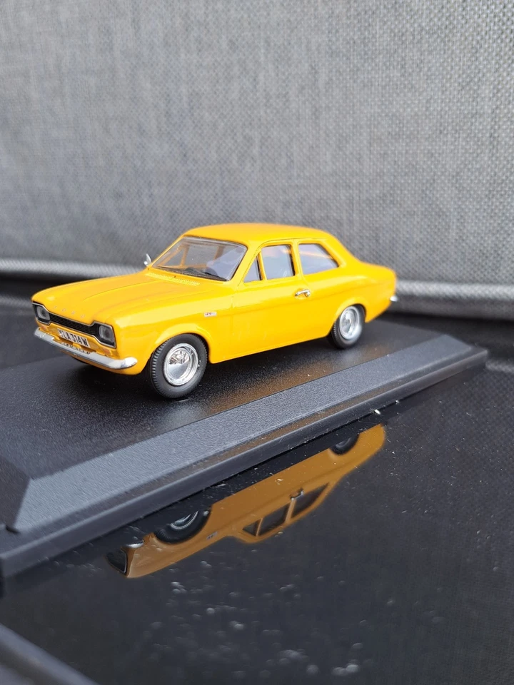 trofeu 501 ford escort 1300 gt mk1 muelle amarillo 1968 1/43 en vitrina y caja Foto 4 de 4